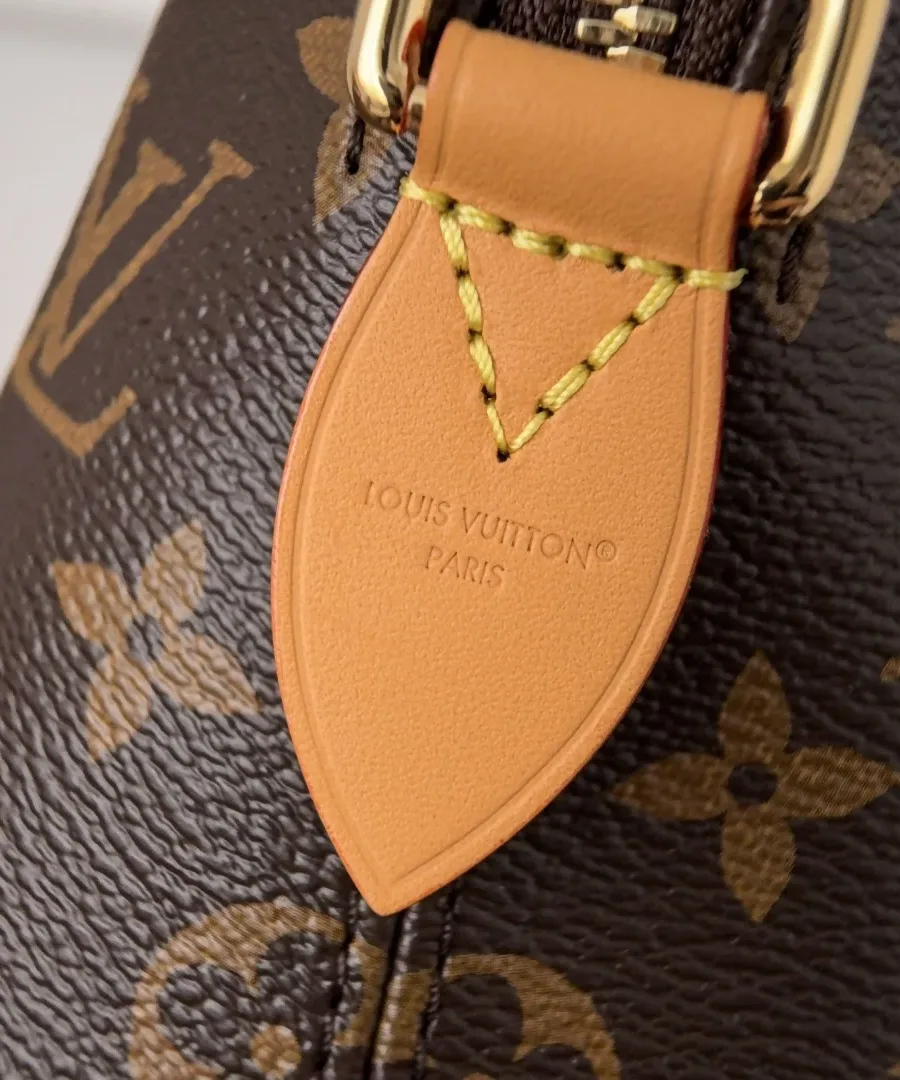 Крупный план кожаного крепления ручки с тиснением Louis Vuitton Paris