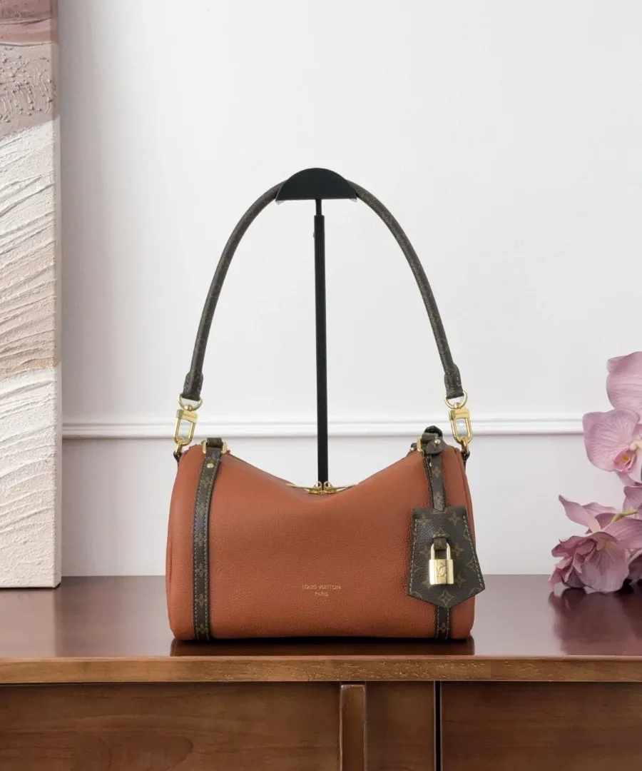 Коричневая сумка-бочонок Louis Vuitton Express на подставке, вид спереди