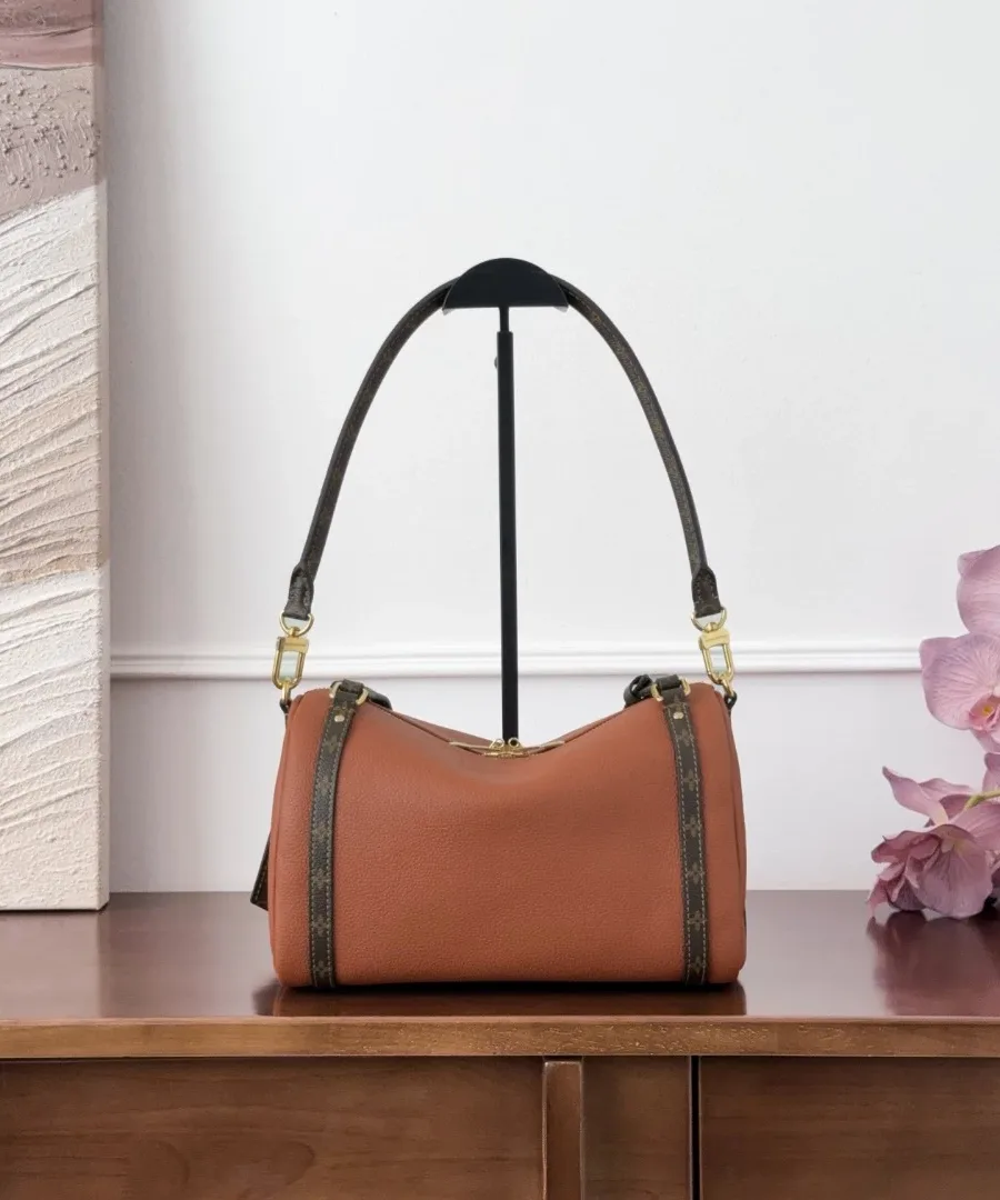Коричневая кожаная сумка Louis Vuitton Express цилиндрической формы, вид спереди
