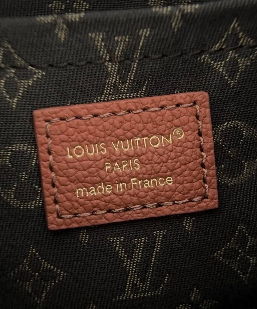 Внутренняя кожаная нашивка с логотипом Louis Vuitton на подкладке