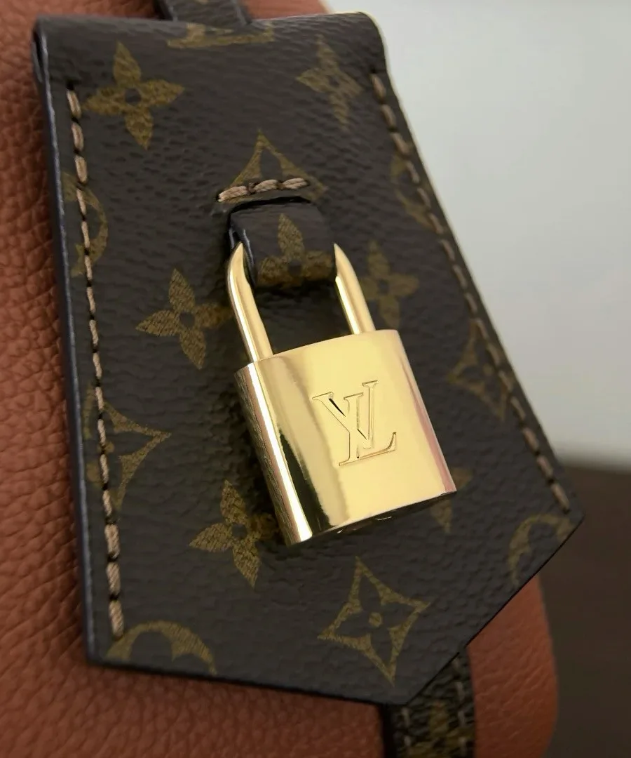 Декоративный золотистый замок на подвесе из канвы Monogram