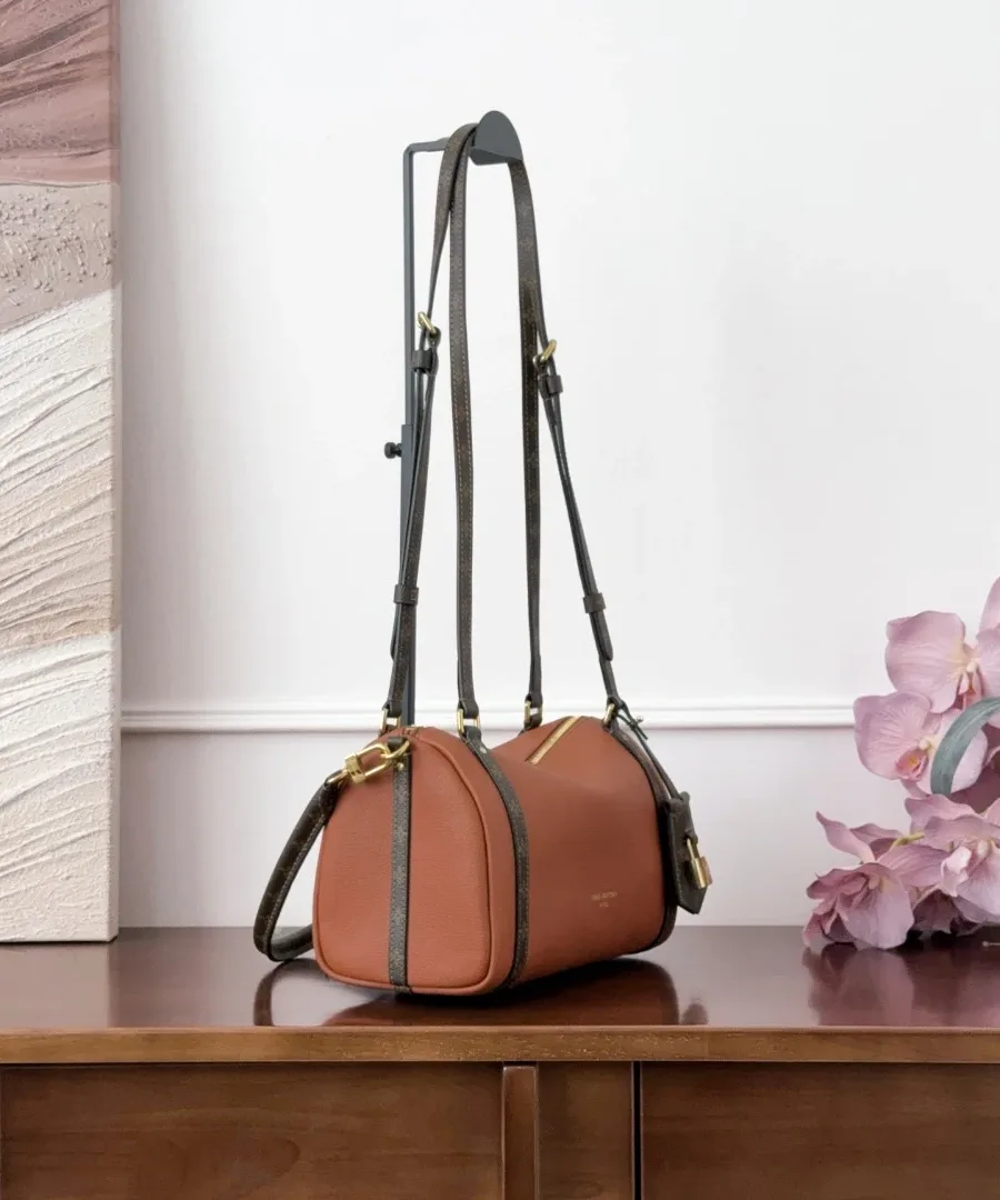 Коричневая сумка Louis Vuitton Express с плечевым ремнем, вид сбоку