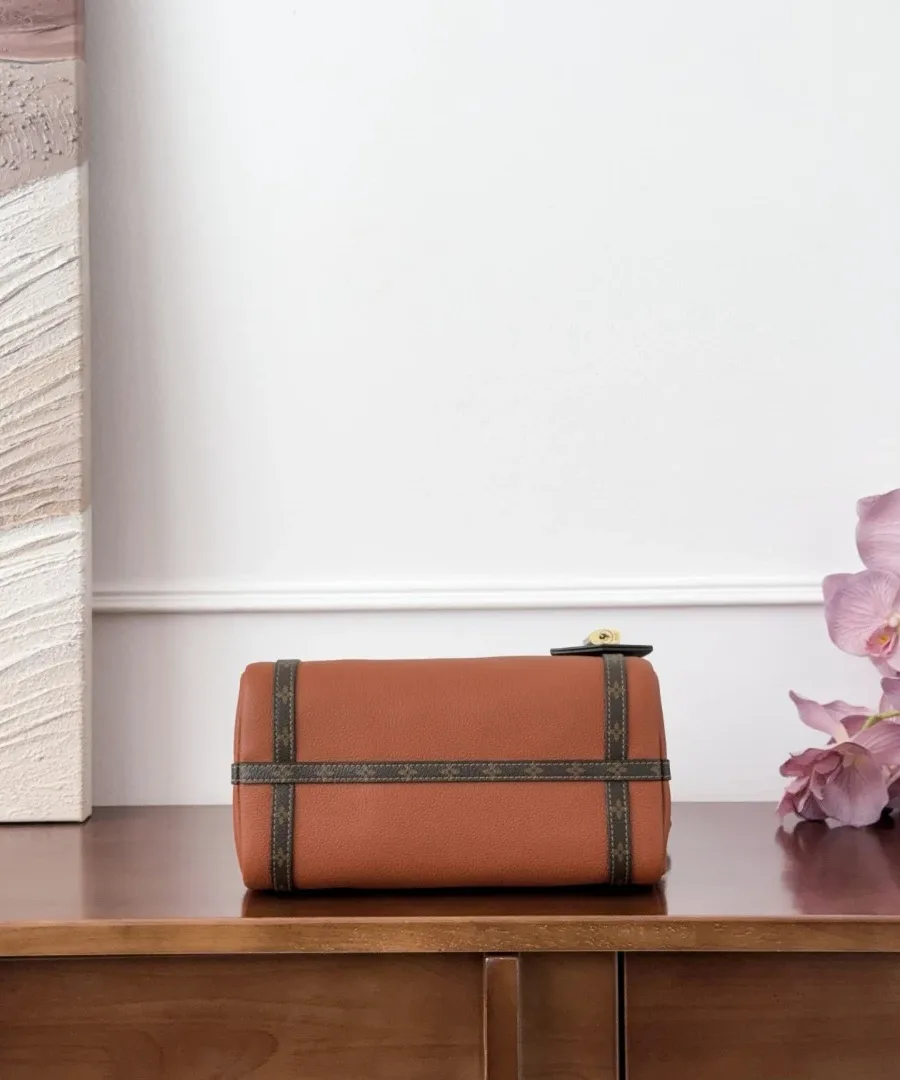Дно коричневой сумки Louis Vuitton Express с отделкой канвой Monogram