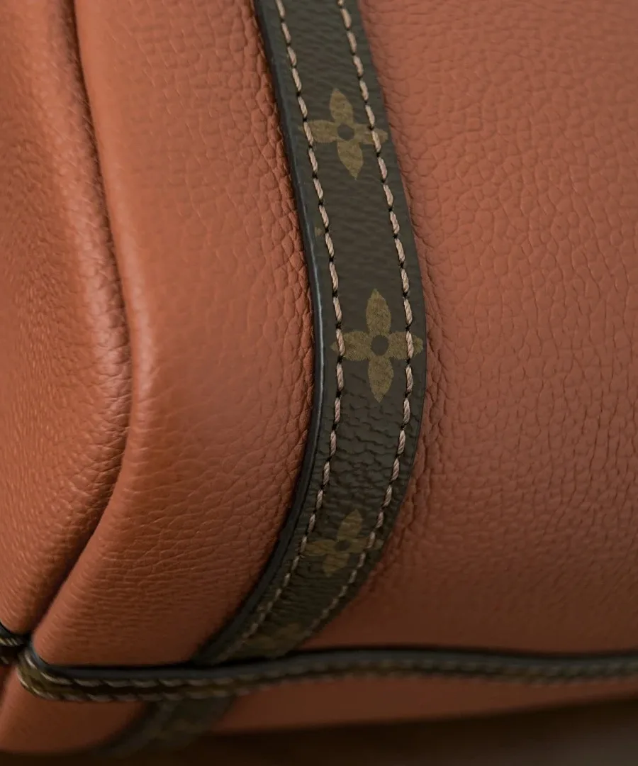Крупный план кожаной фактуры и отделки Monogram на углу сумки
