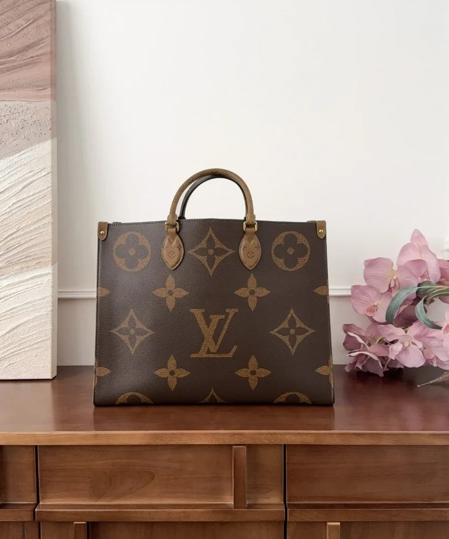 Коричневая сумка-тоут Louis Vuitton Onthego GM, вид спереди