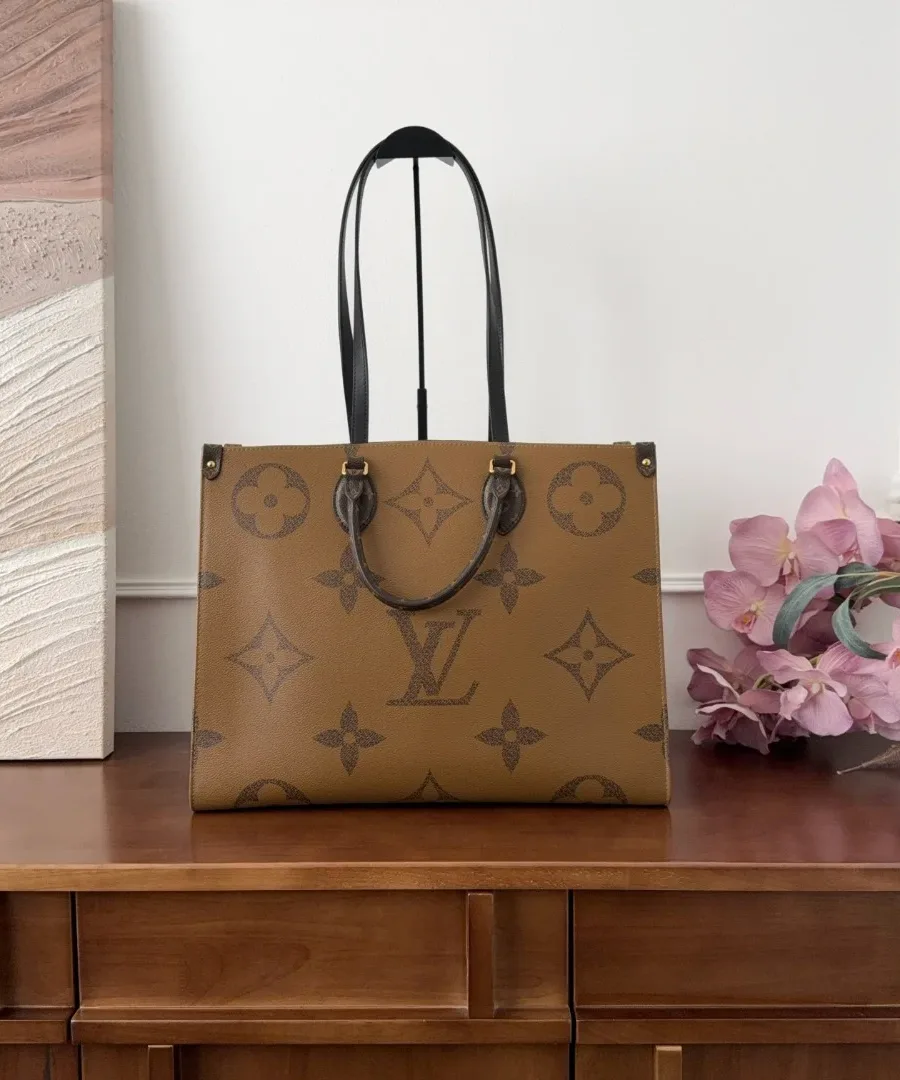 Сумка-тоут Louis Vuitton Onthego GM из канвы Monogram Reverse, вид сзади