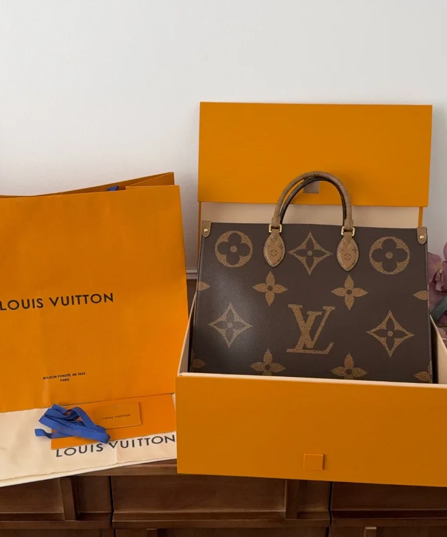 Сумка-тоут Louis Vuitton Onthego GM в фирменной оранжевой коробке с пыльником