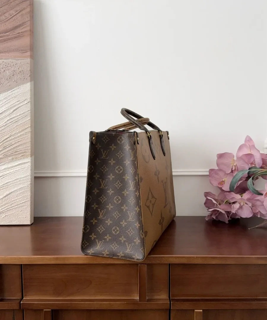 Сумка-тоут Louis Vuitton Onthego GM, вид сбоку