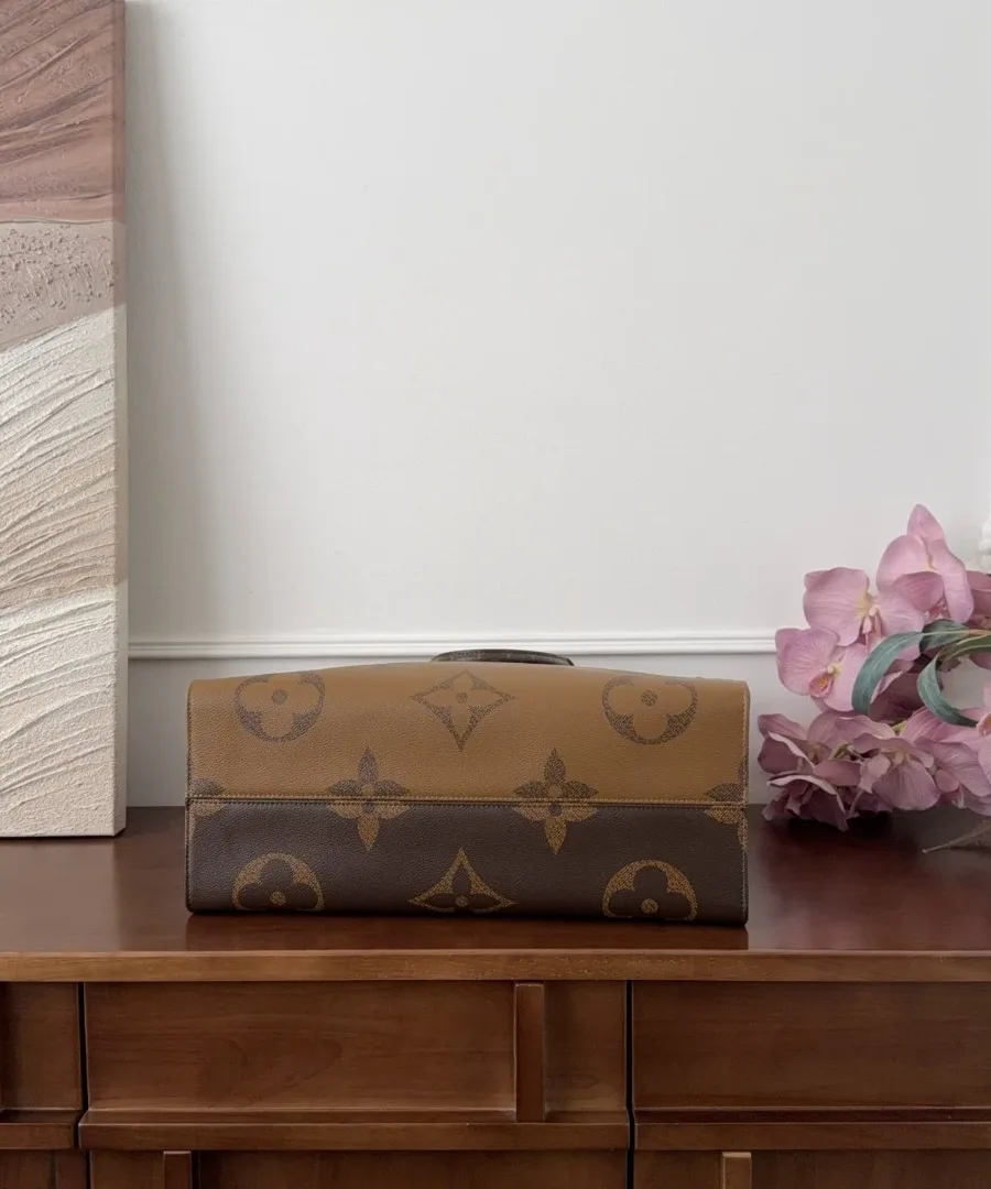 Дно сумки-тоут Louis Vuitton Onthego GM с комбинированным узором