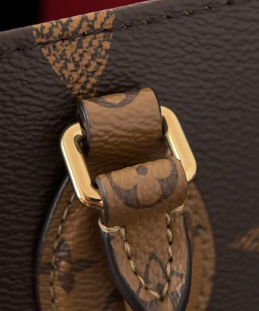 Крепление ручки сумки-тоут Louis Vuitton Onthego GM крупным планом