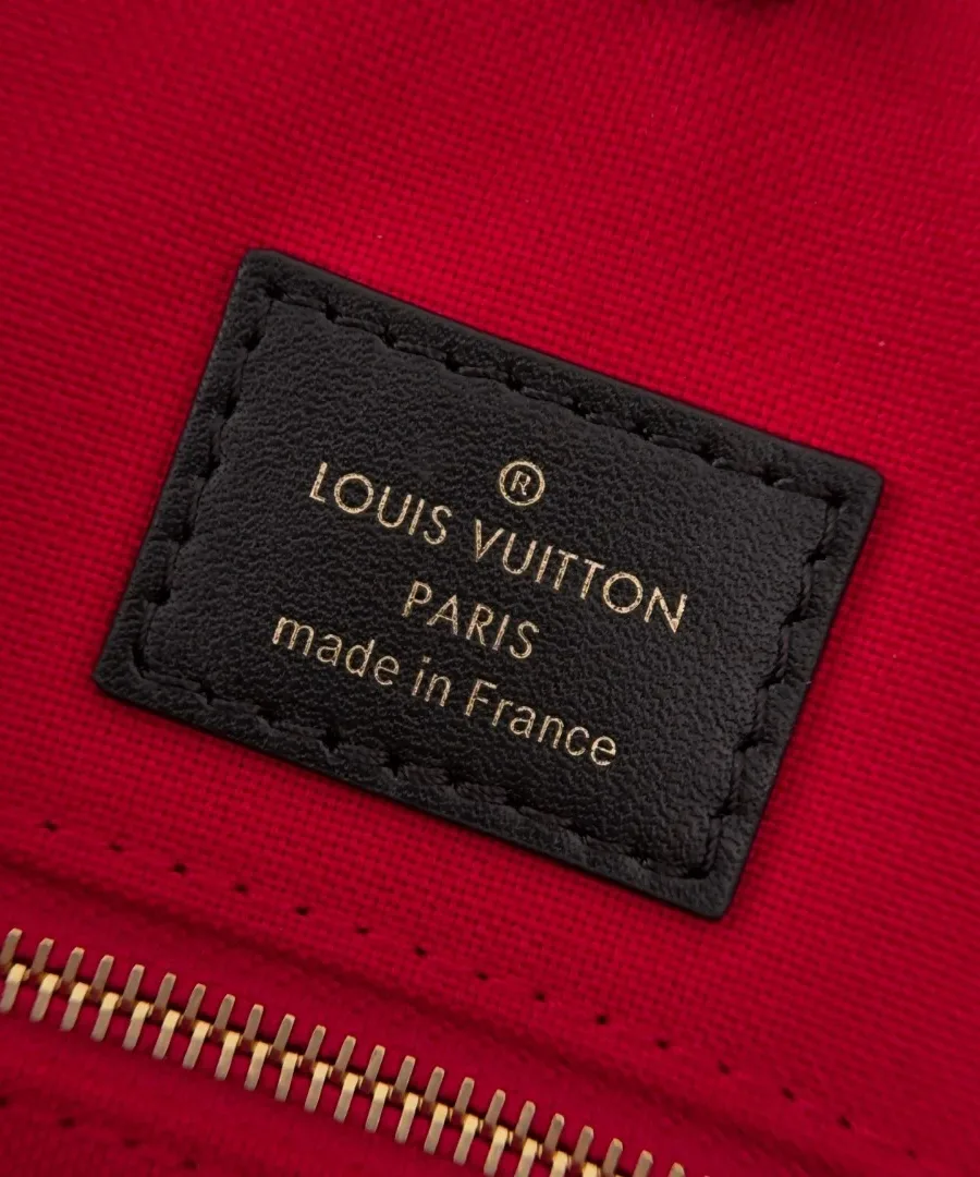 Кожаная нашивка с логотипом Louis Vuitton на красной подкладке внутри сумки