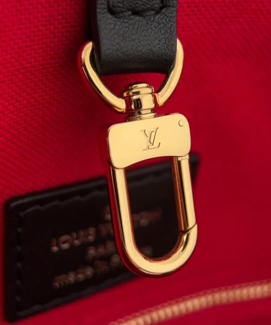 Золотистый карабин внутри сумки-тоут Louis Vuitton Onthego GM