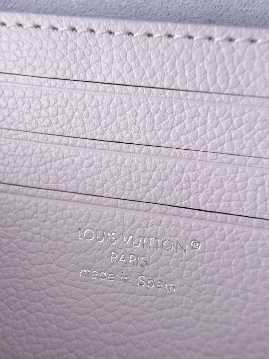 Тиснение Louis Vuitton Paris на внутреннем кожаном кармане для карт