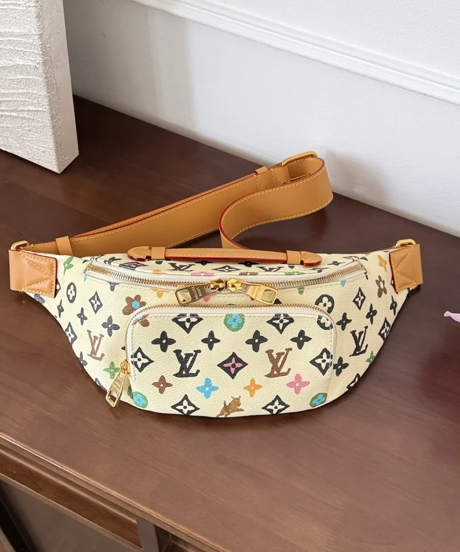 Белая поясная сумка Louis Vuitton Bumbag с разноцветным принтом Monogram, вид спереди