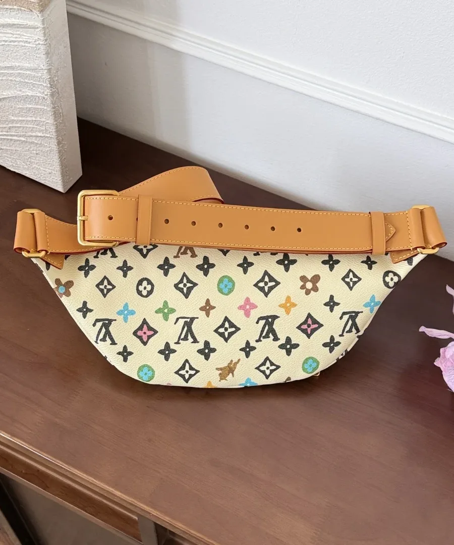 Задняя сторона поясной сумки Louis Vuitton Bumbag с регулируемым кожаным ремнем