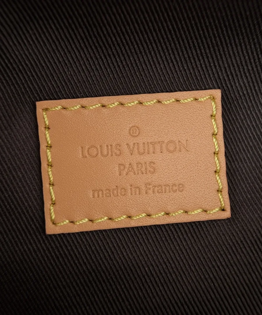 Кожаная нашивка с тиснением Louis Vuitton Paris made in France внутри сумки