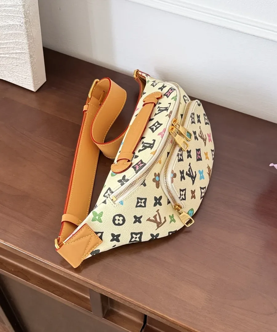 Поясная сумка Louis Vuitton Bumbag с разноцветным принтом, вид сбоку