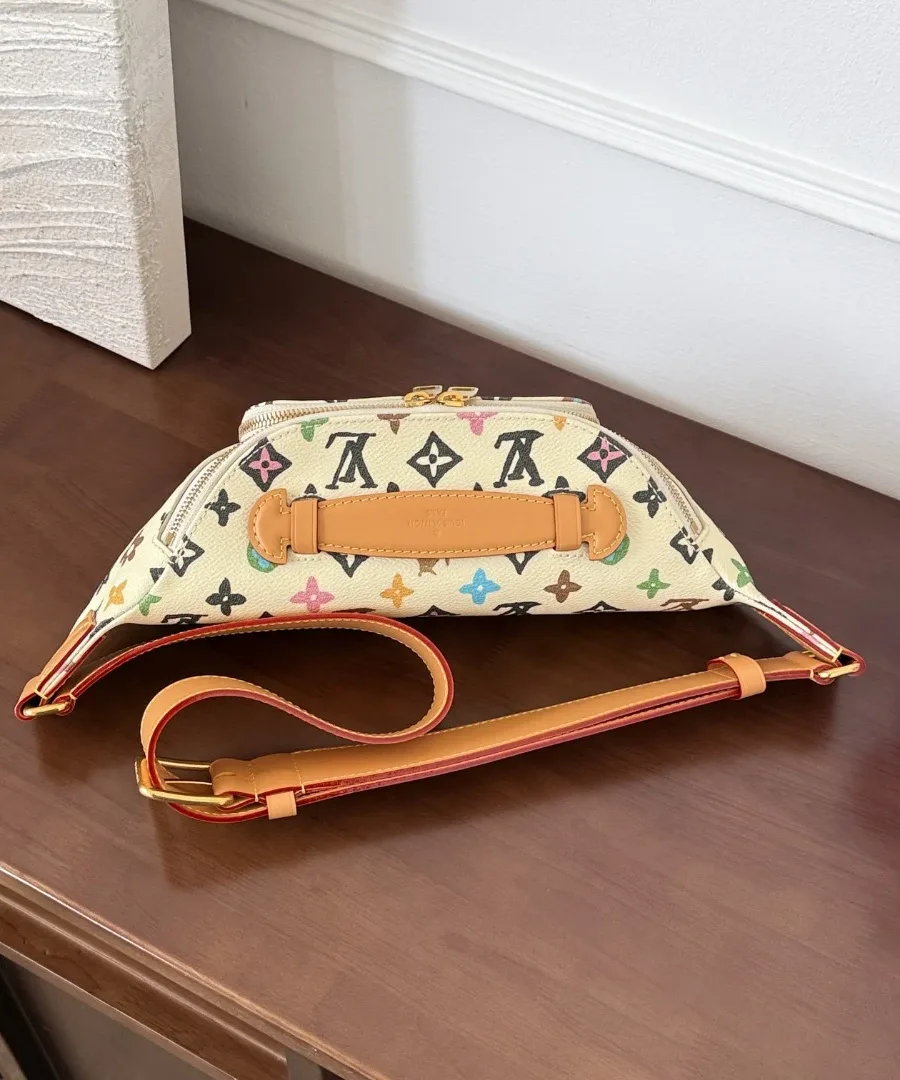 Верхняя часть поясной сумки Louis Vuitton Bumbag с кожаной ручкой