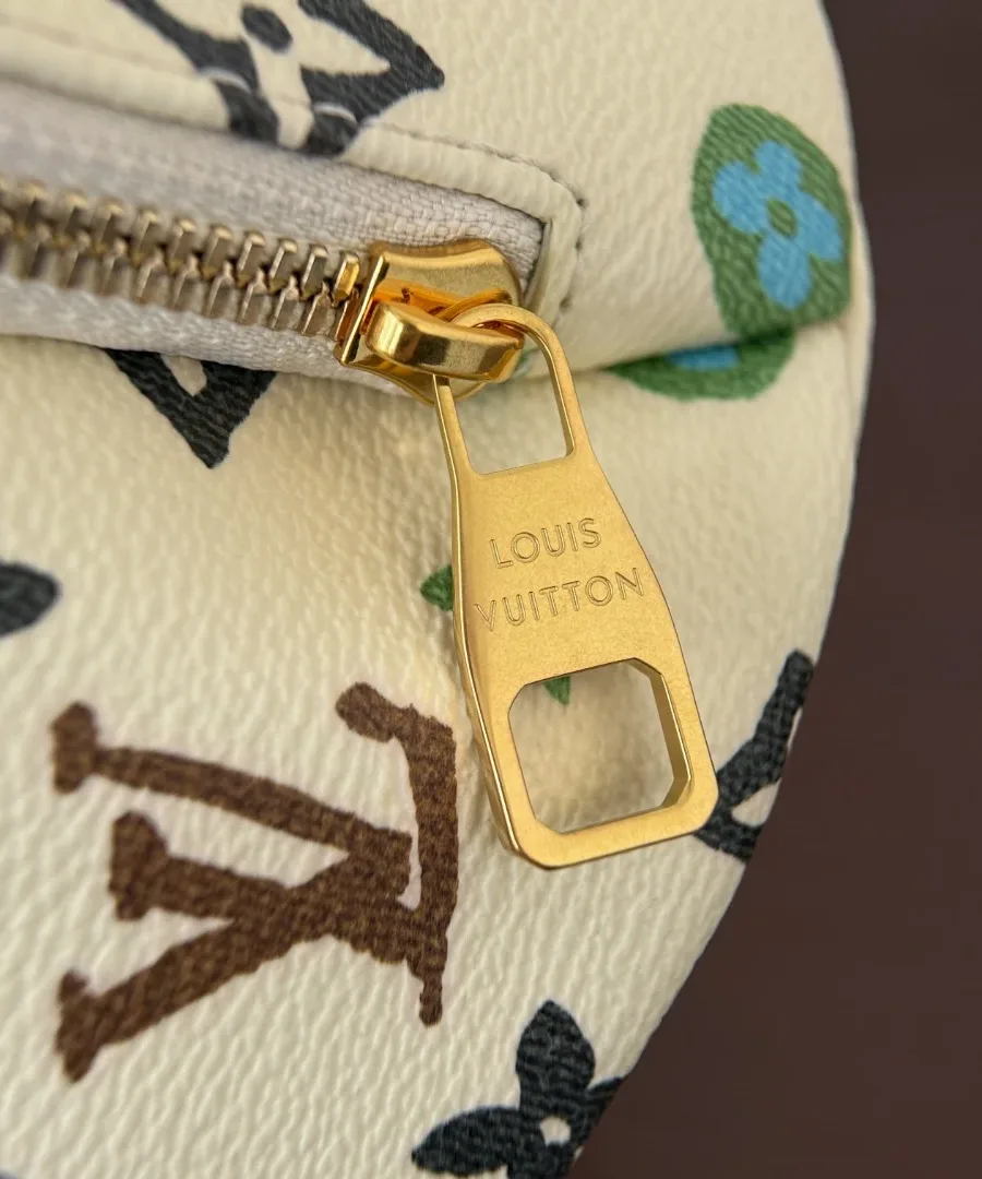 Золотистый пуллер молнии на переднем кармане поясной сумки Louis Vuitton