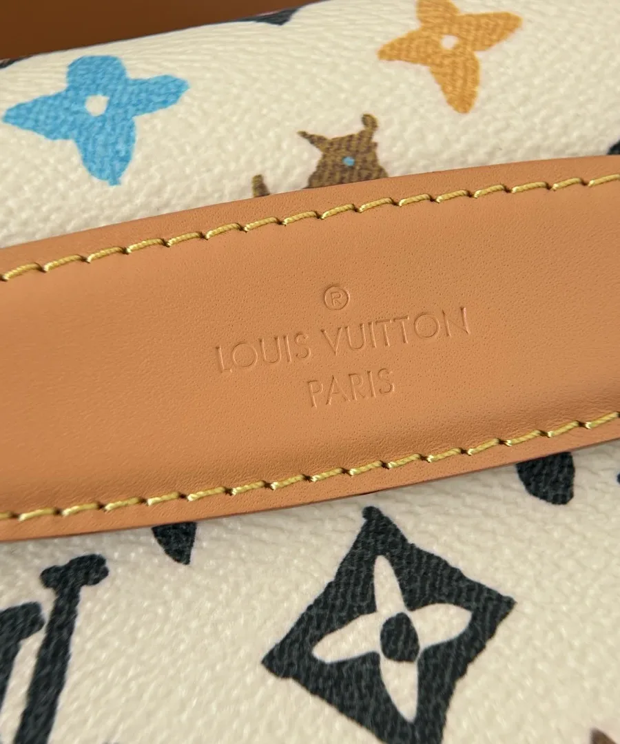 Тиснение Louis Vuitton Paris на кожаном ремне поясной сумки