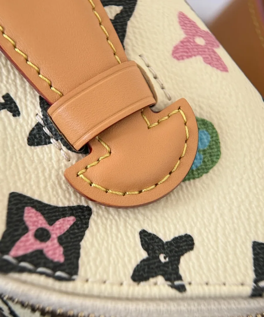 Кожаная петля на корпусе поясной сумки Louis Vuitton Bumbag