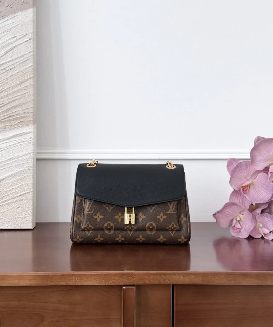 Сумка на плечо Louis Vuitton из канвы Monogram с черным клапаном, вид спереди