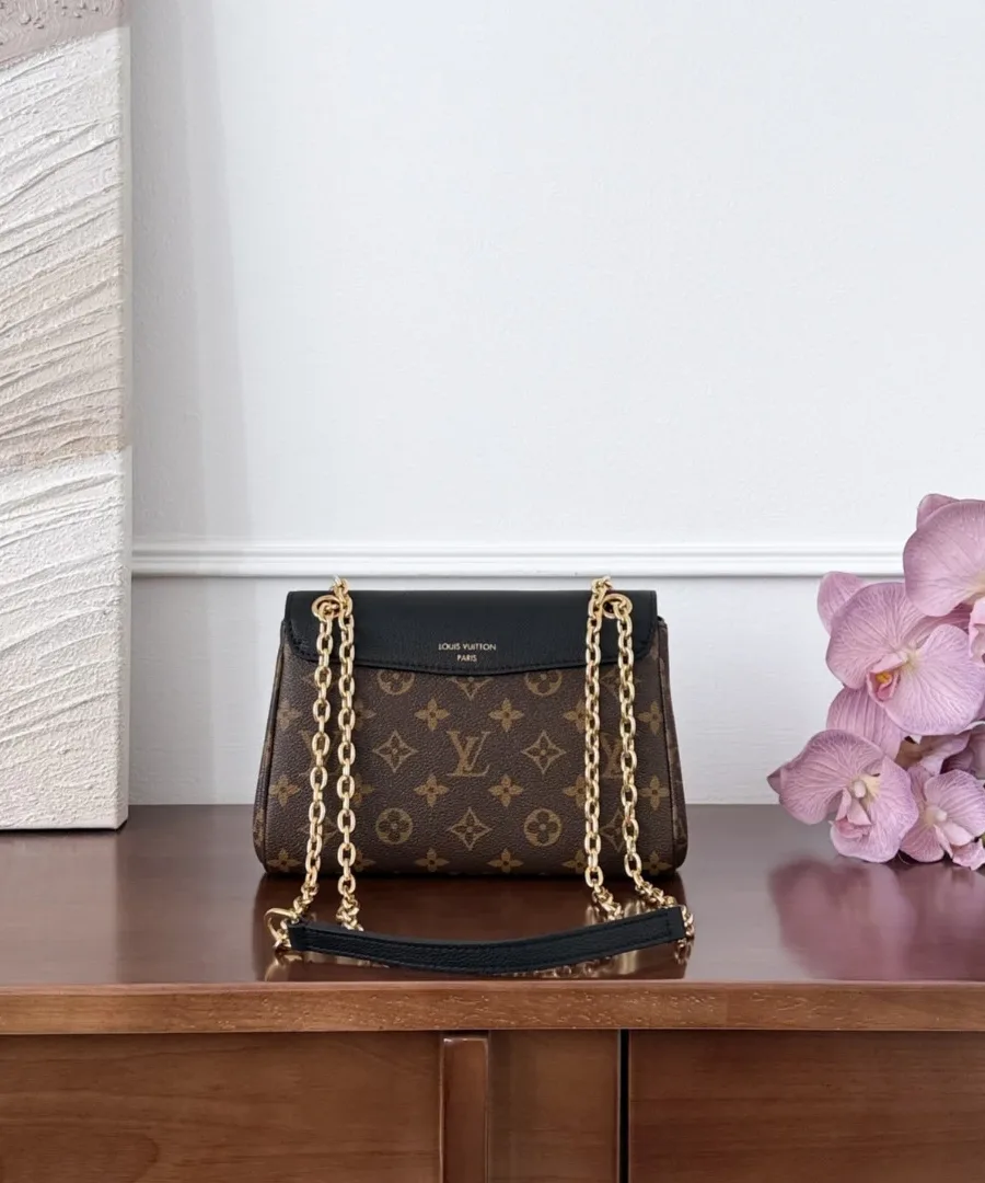 Сумка на плечо Louis Vuitton с цепочкой, вид сзади