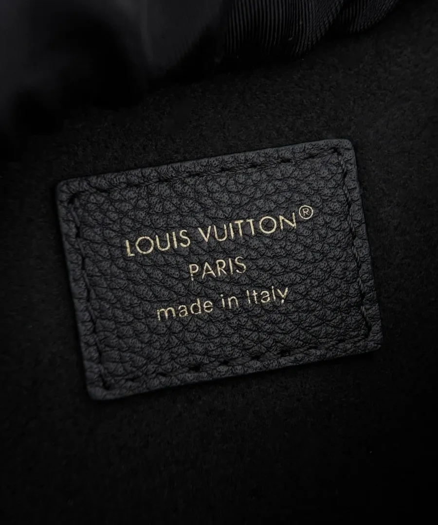 Кожаная нашивка с тиснением Louis Vuitton Paris внутри сумки