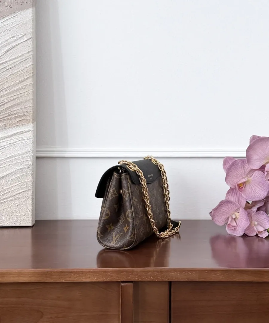 Сумка на плечо Louis Vuitton, вид сбоку