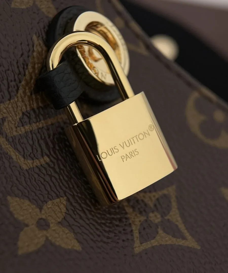 Крупный план навесного замка с гравировкой Louis Vuitton Paris