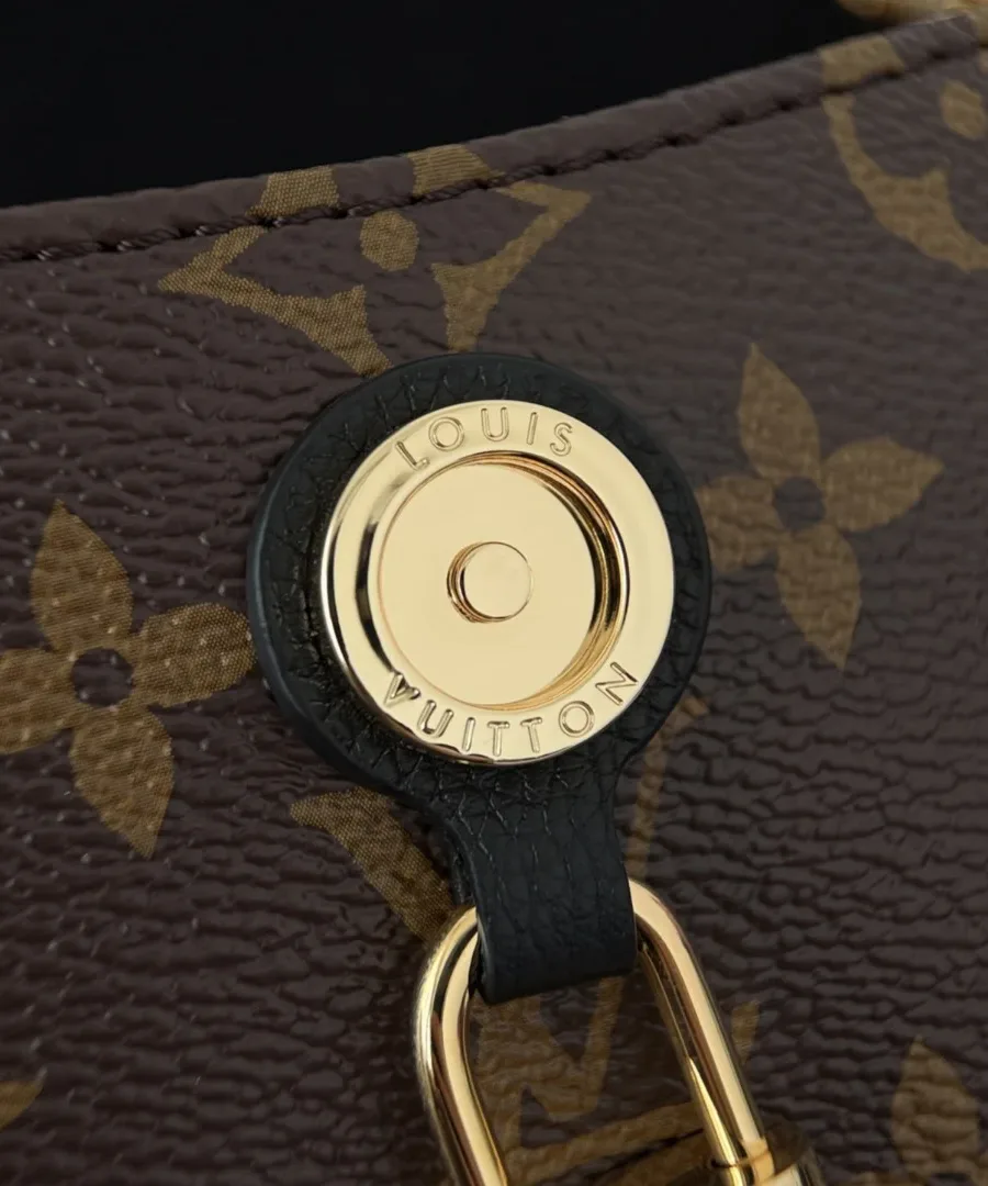 Золотистая кнопка с гравировкой Louis Vuitton