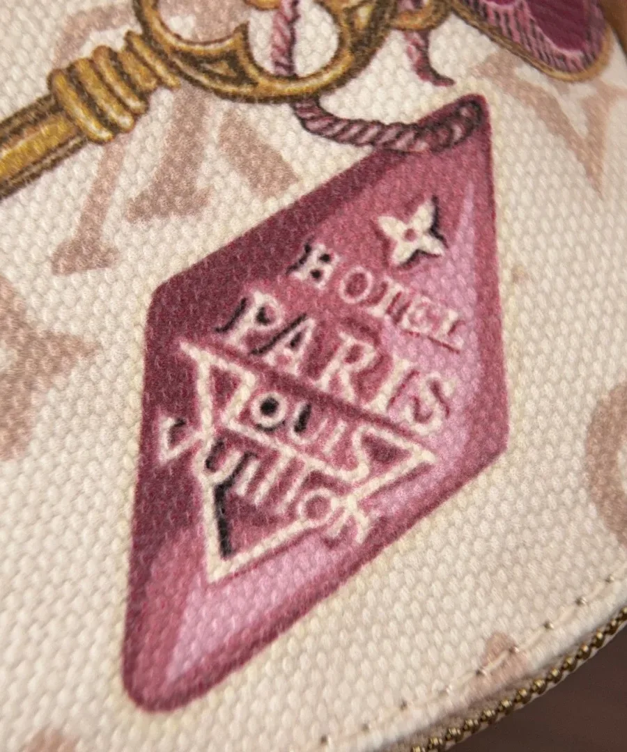 Деталь принта в виде гостиничного ключа Hotel Paris Louis Vuitton
