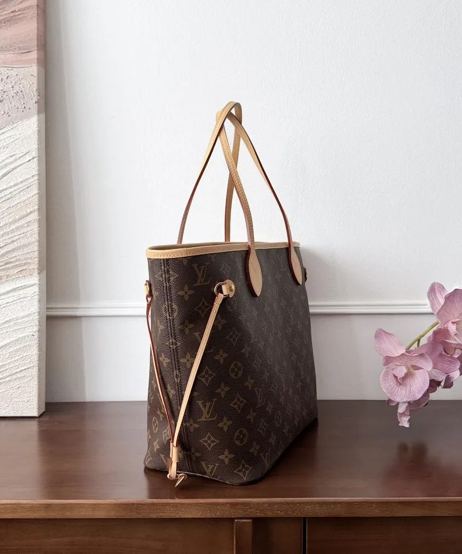 Коричневая сумка-тоут Louis Vuitton Neverfull MM, вид сбоку