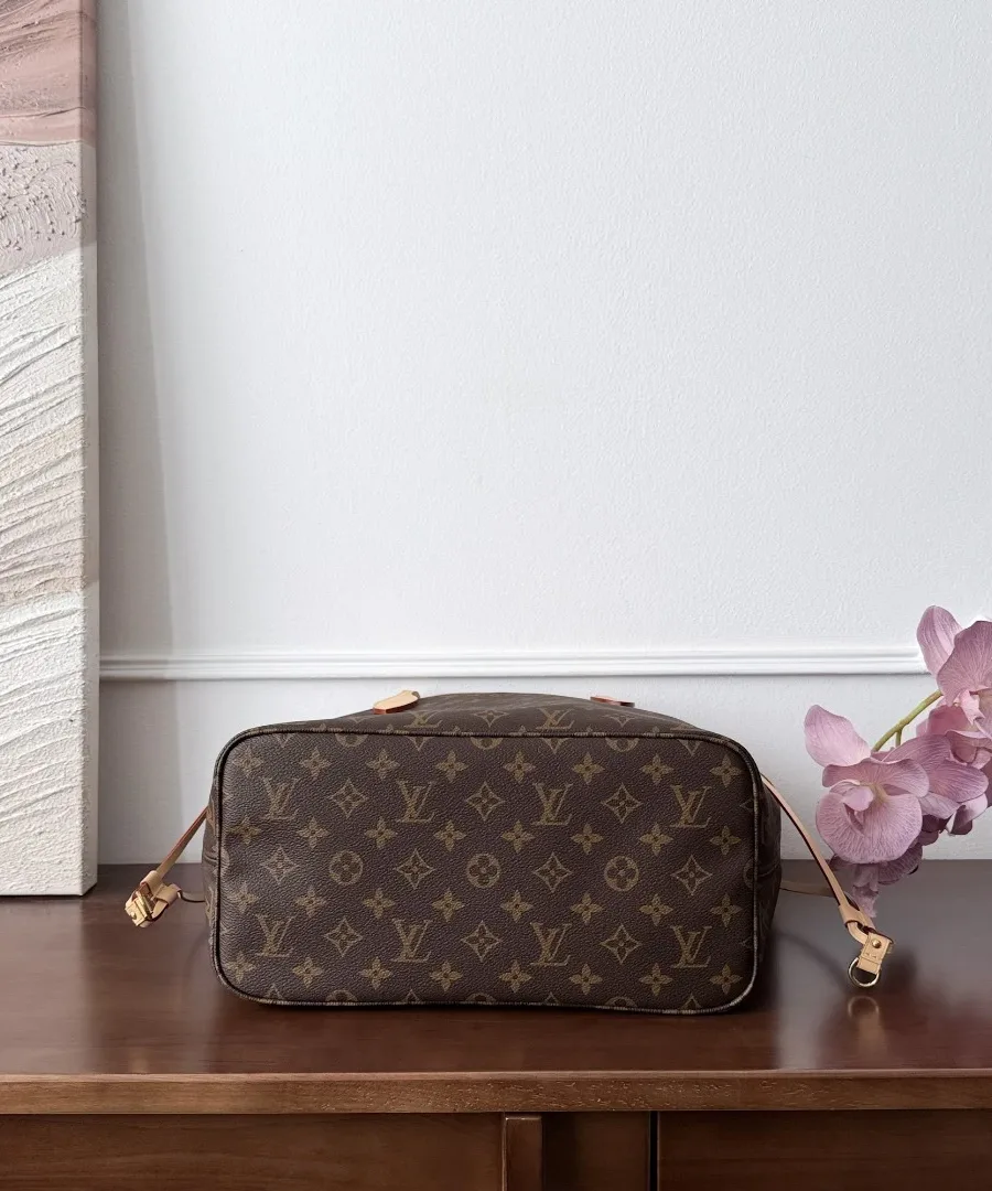 Дно коричневой сумки-тоут Louis Vuitton Neverfull MM из канвы Monogram