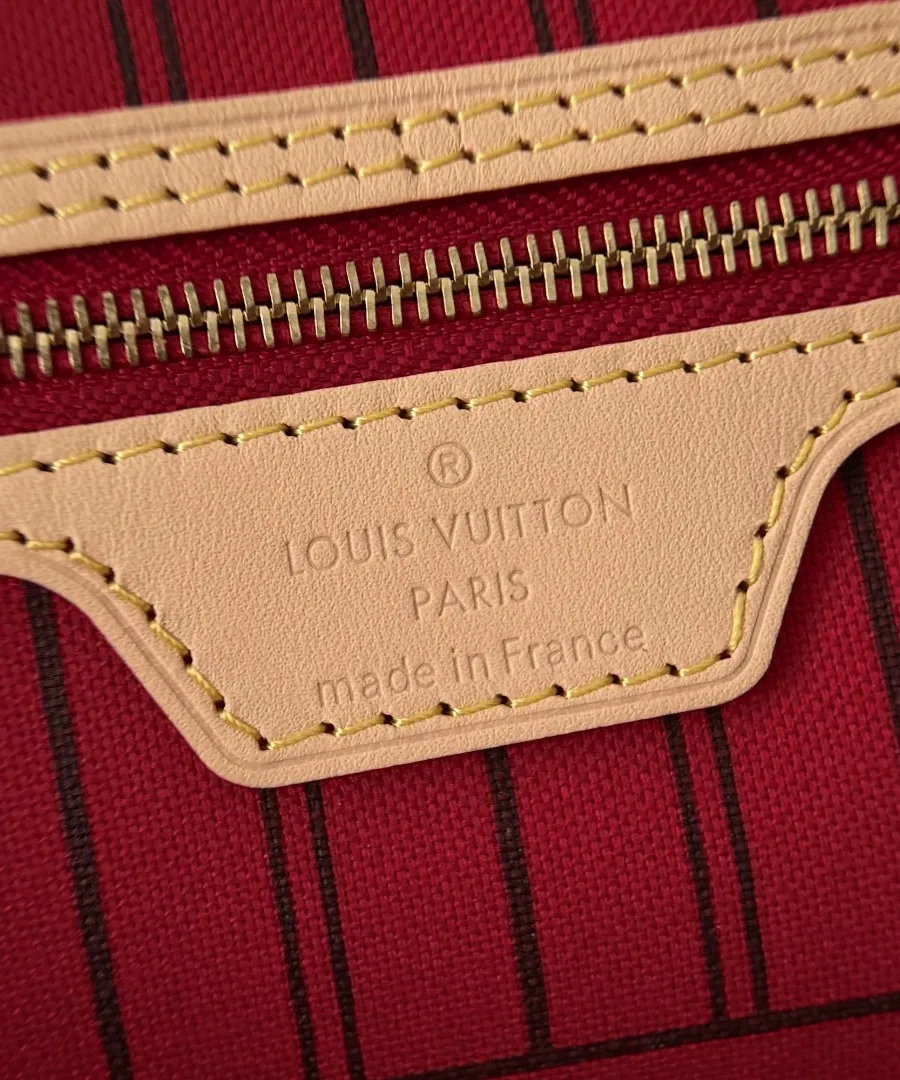 Кожаная нашивка с тиснением логотипа Louis Vuitton внутри сумки