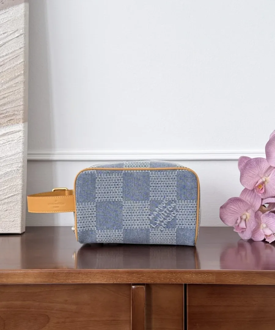 Синяя джинсовая косметичка Dopp Kit в клетку Damier с кожаной ручкой, вид спереди