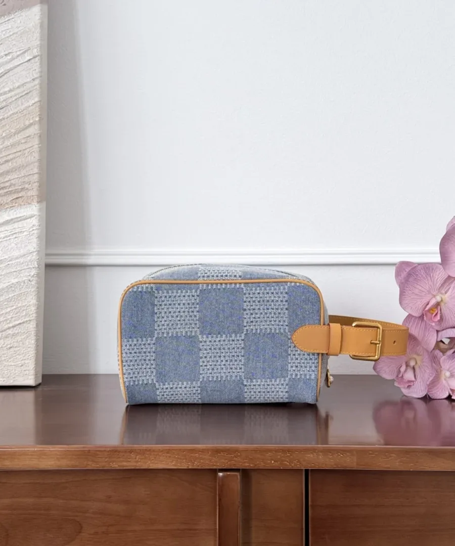 Синяя джинсовая косметичка Dopp Kit в клетку Damier, вид сзади