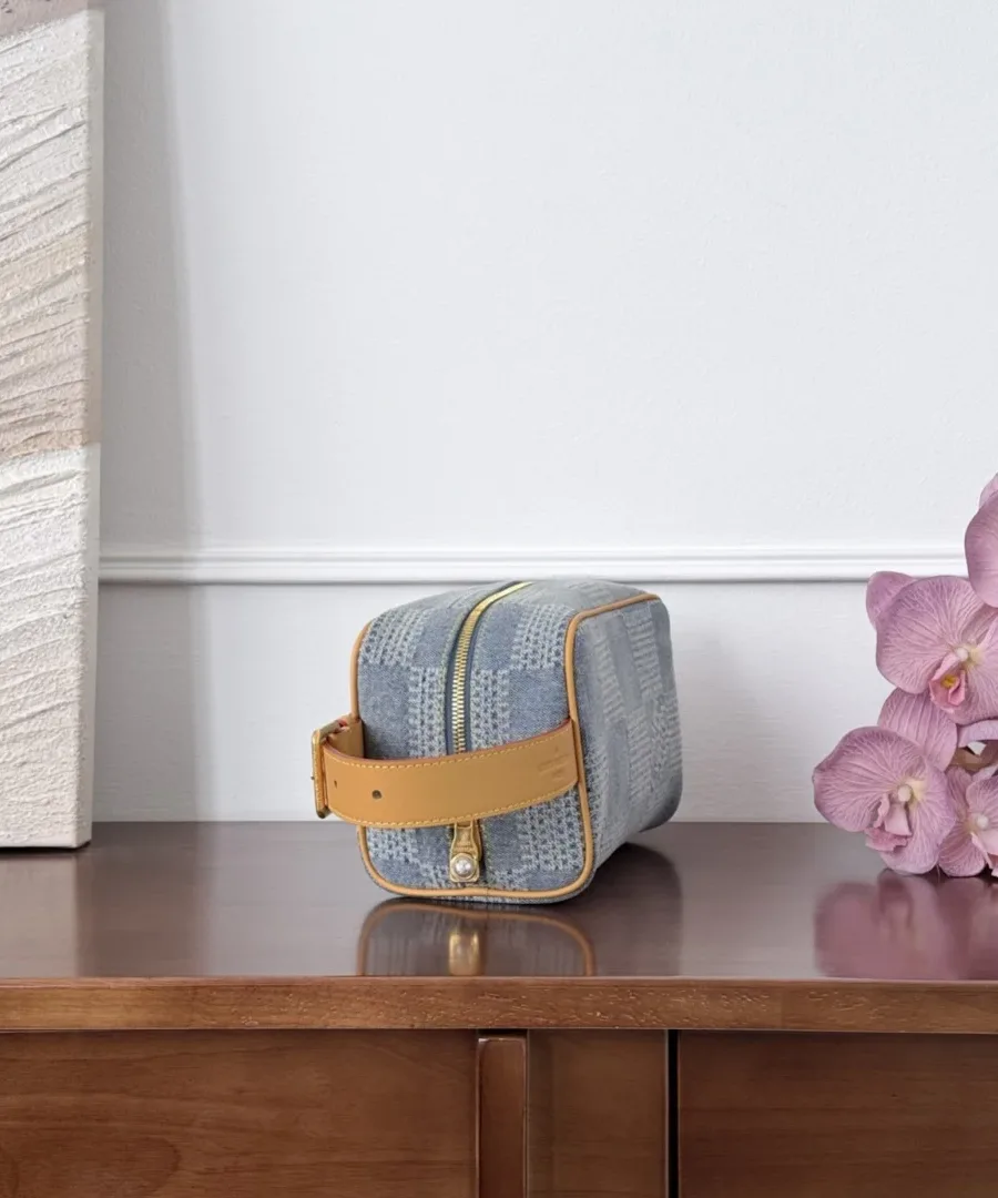 Синяя джинсовая косметичка Dopp Kit в клетку Damier, вид сбоку с ручкой-петлей