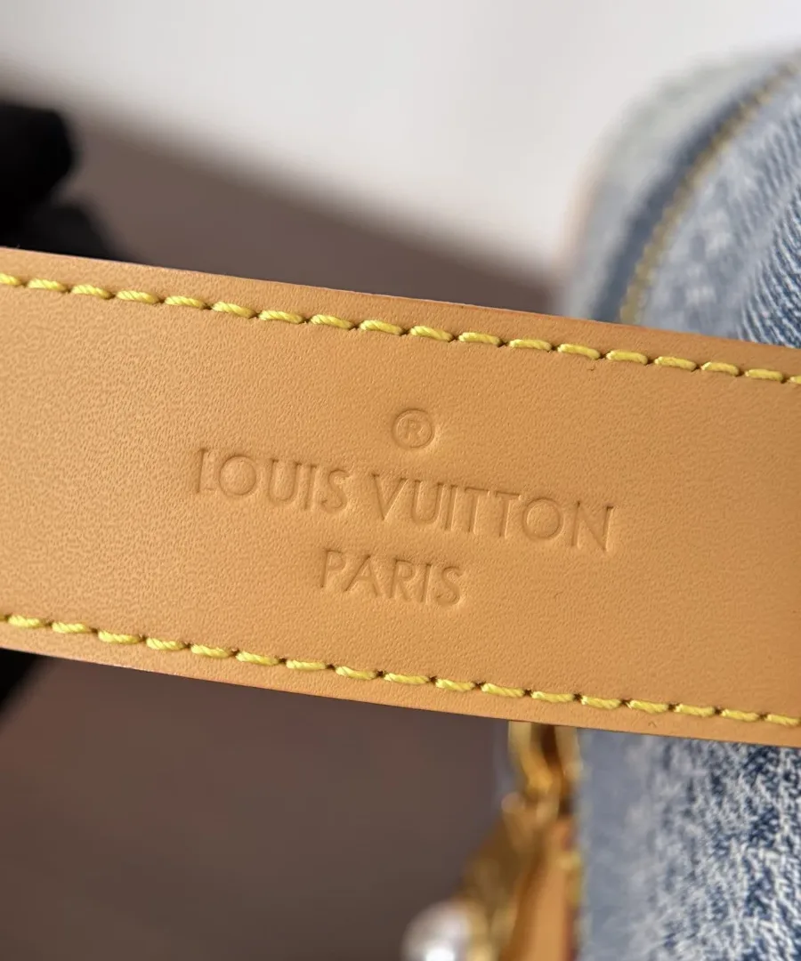 Тиснение логотипа Louis Vuitton Paris на кожаном ремешке