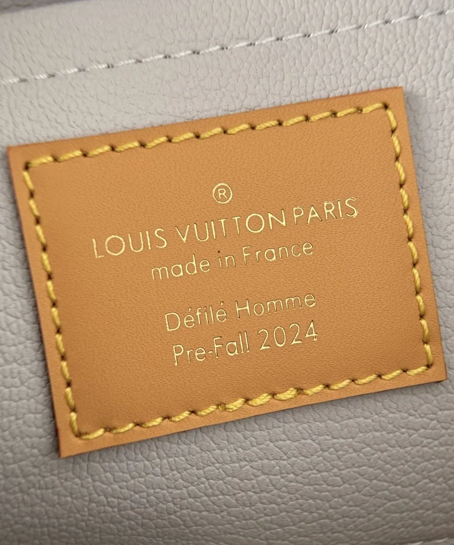 Кожаная нашивка внутри косметички с тиснением Louis Vuitton Paris