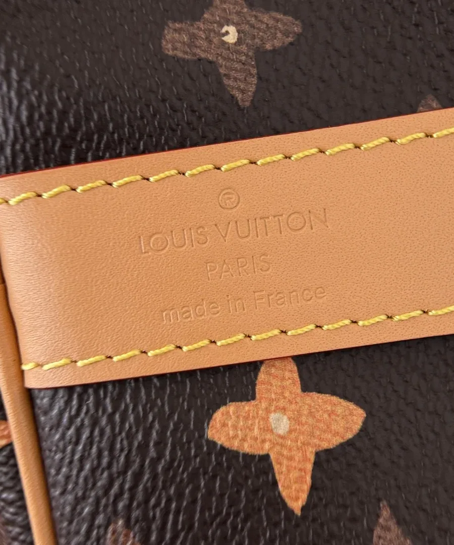 Крупный план кожаной детали с тиснением Louis Vuitton Paris made in France