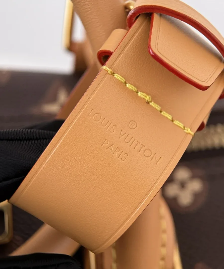 Кожаное крепление плечевого ремня с тиснением Louis Vuitton
