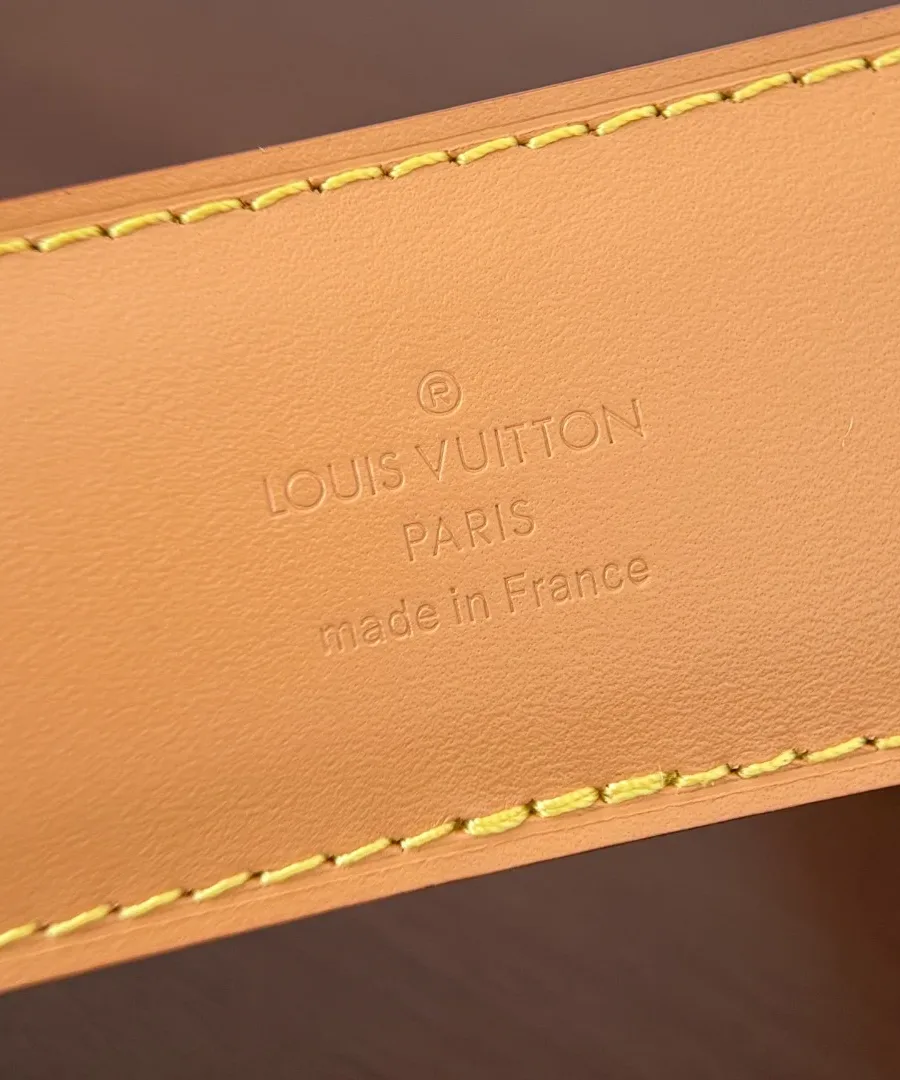 Тиснение Louis Vuitton Paris made in France на плечевом ремне