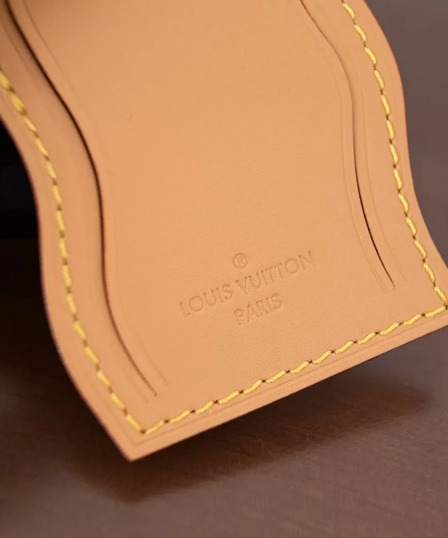 Крупный план кожаной багажной бирки с тиснением Louis Vuitton Paris