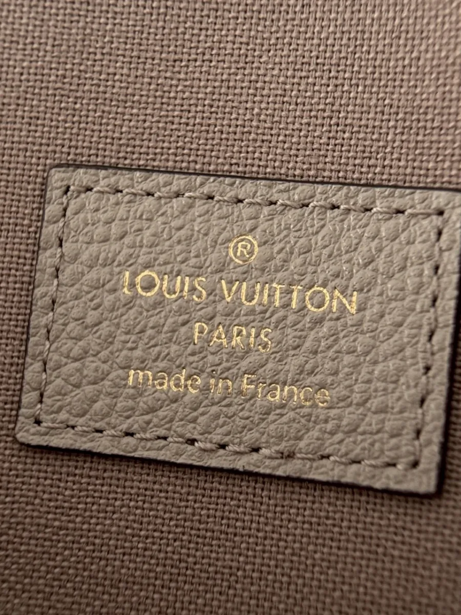 Кожаная нашивка с тиснением Louis Vuitton Paris внутри сумки