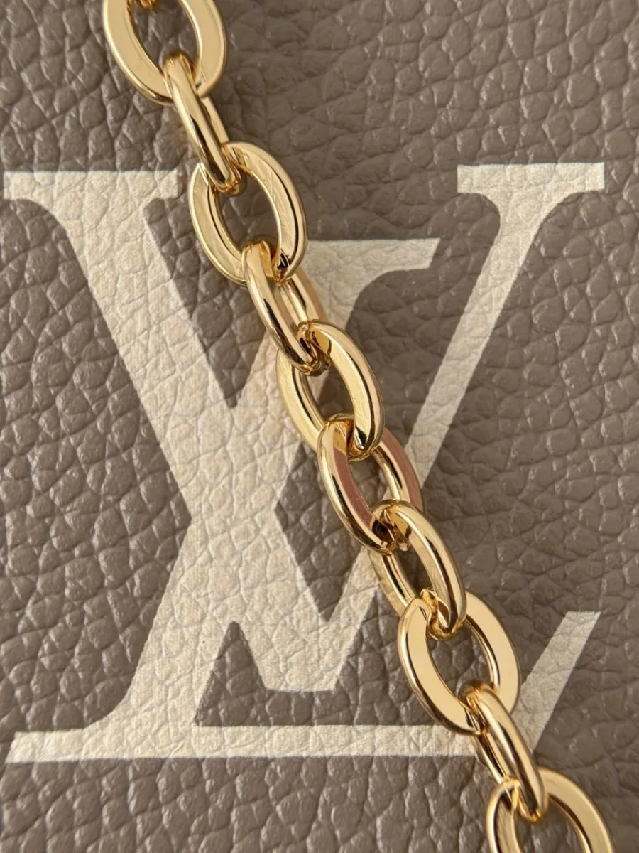 Текстура серой зернистой кожи Monogram Empreinte с тиснением