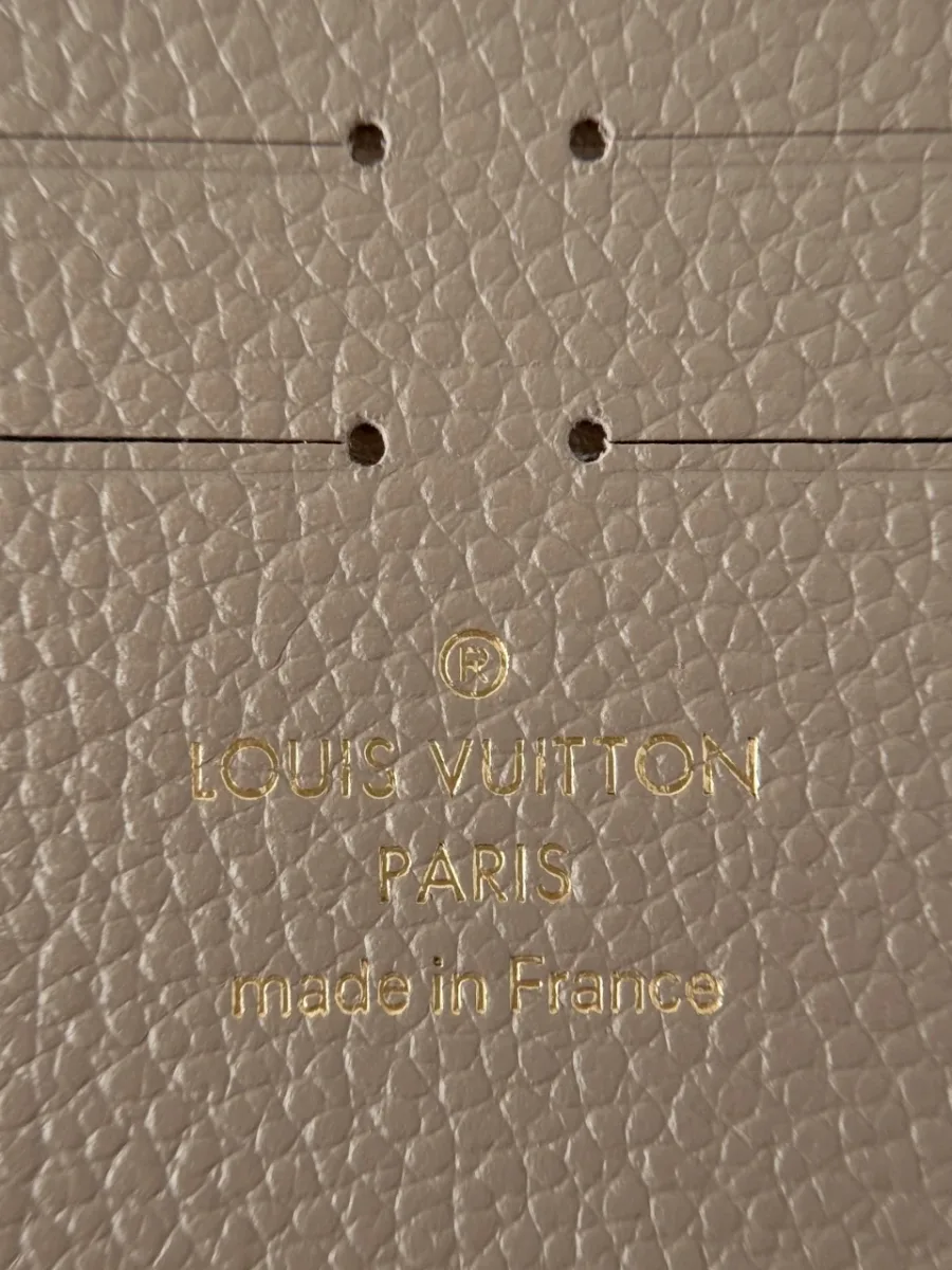 Золотистый штамп Louis Vuitton Paris на внутреннем кожаном отделении для карт