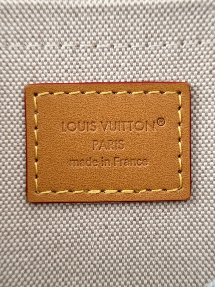 Кожаная нашивка с тиснением Louis Vuitton Paris внутри сумки