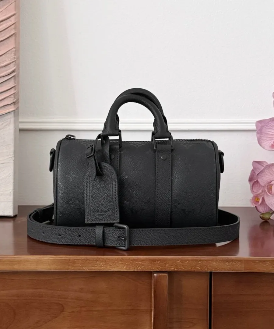 Чёрная сумка Louis Vuitton Keepall 25 с плечевым ремнём и багажной биркой