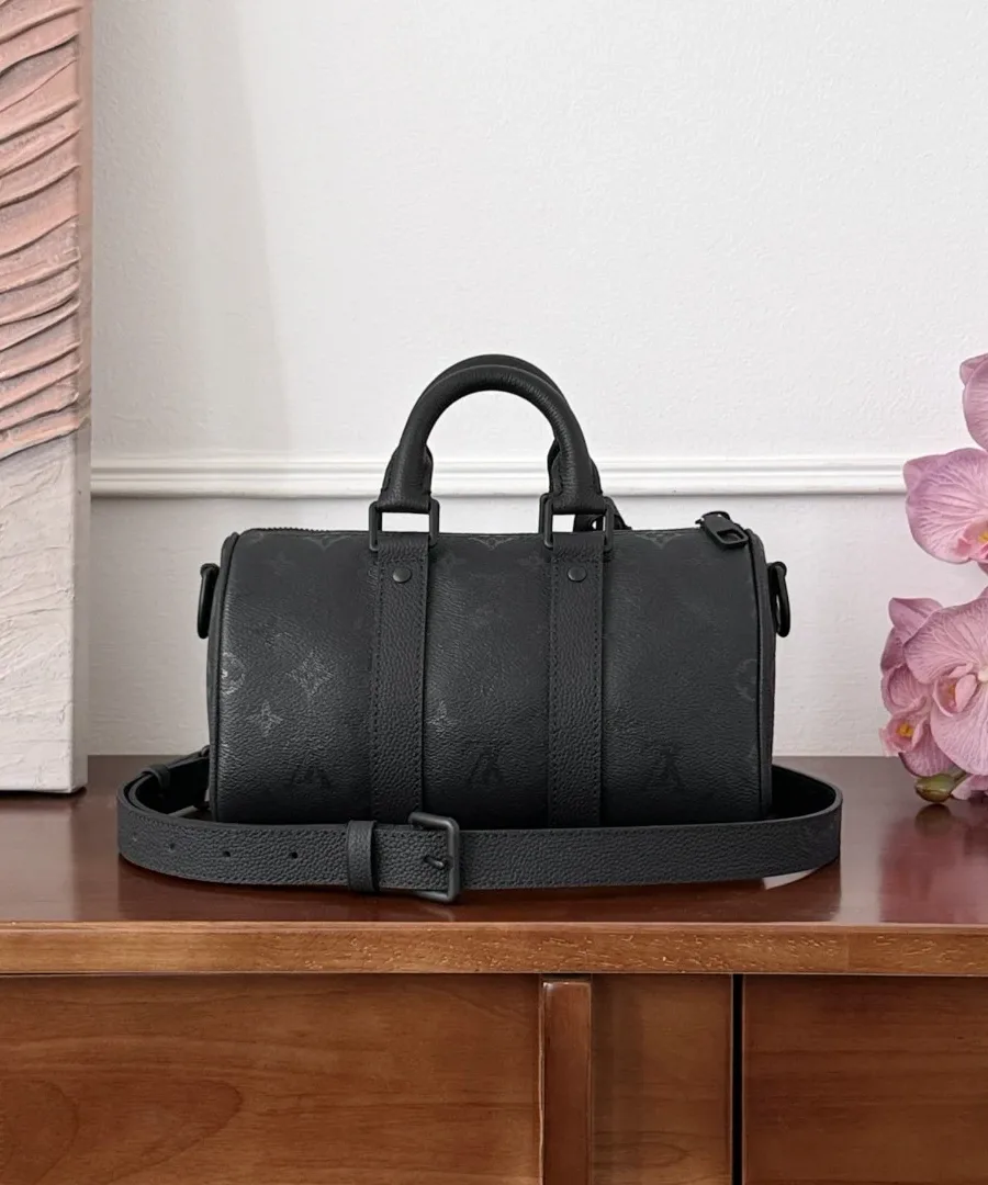 Чёрная кожаная сумка Louis Vuitton Keepall 25 с тиснением Monogram